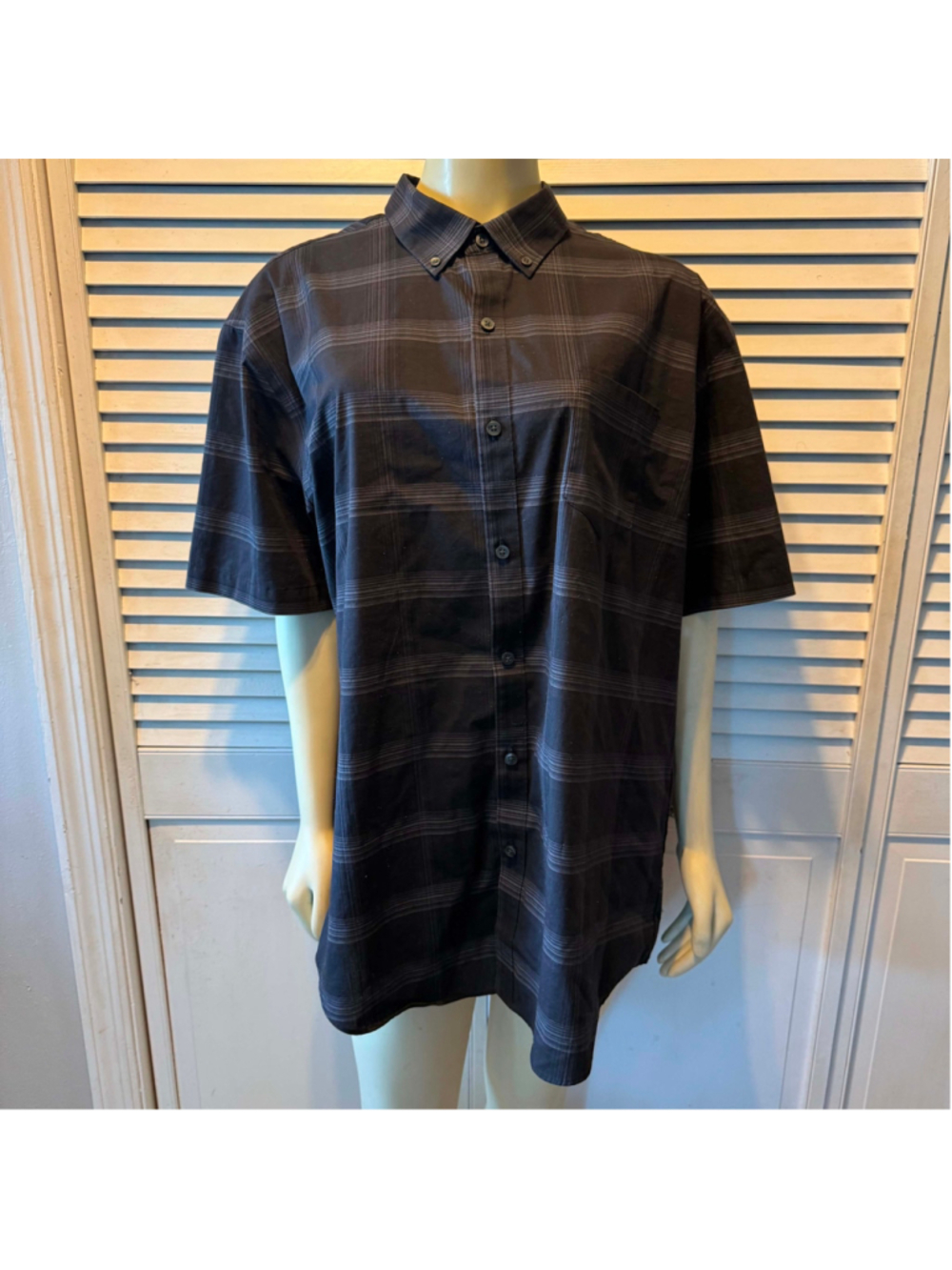 Van Heusen Flex Men's XL 17-17.5 Black Plaid Button Front Shirt
